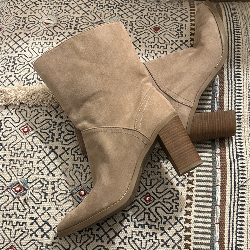 Universal Thread Beige Heeled Boots